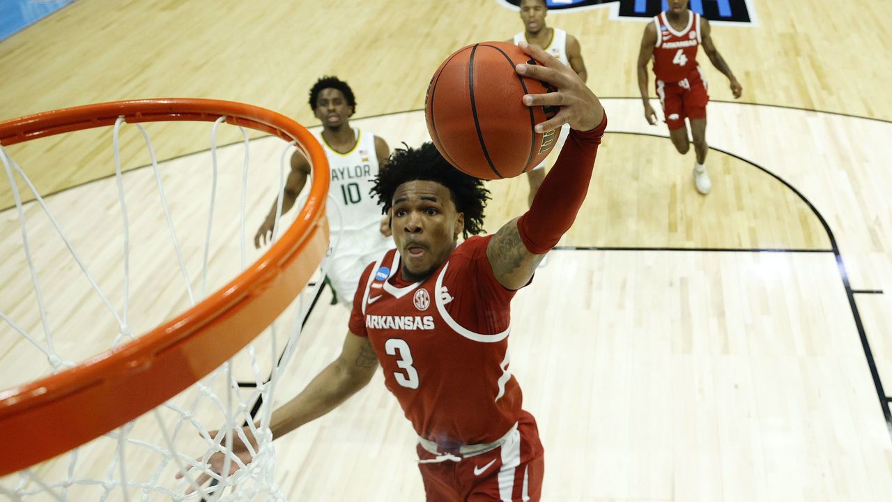 INDIANAPOLIS, INDIANA - MARCH 29: Desi Sills #3 of the Arkansas Razorbacks elevates for a dunk against the Baylor Bears during the first half in the Elite Eight round of the 2021 NCAA Men's Basketball Tournament at Lucas Oil Stadium on March 29, 2021 in Indianapolis, Indiana.