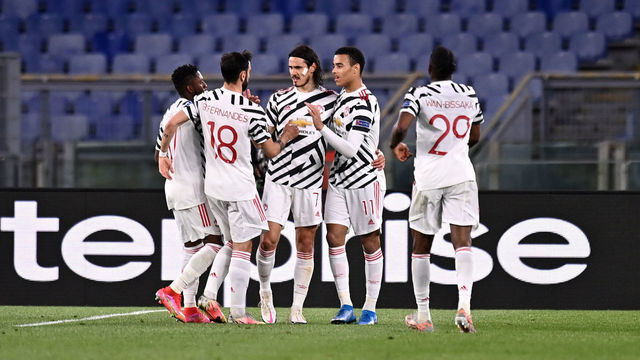 ROME, ITALY - MAY 06: Edinson Cavani of Manchester United celebrates with team mates (L - R) Fred, Bruno Fernandes and Mason Greenwood after scoring their side's first goal during the UEFA Europa League Semi-final Second Leg match between AS Roma and Manchester United at Stadio Olimpico on May 06, 2021 in Rome, Italy. Sporting stadiums around Europe remain under strict restrictions due to the Coronavirus Pandemic as Government social distancing laws prohibit fans inside venues resulting in games being played behind closed doors.