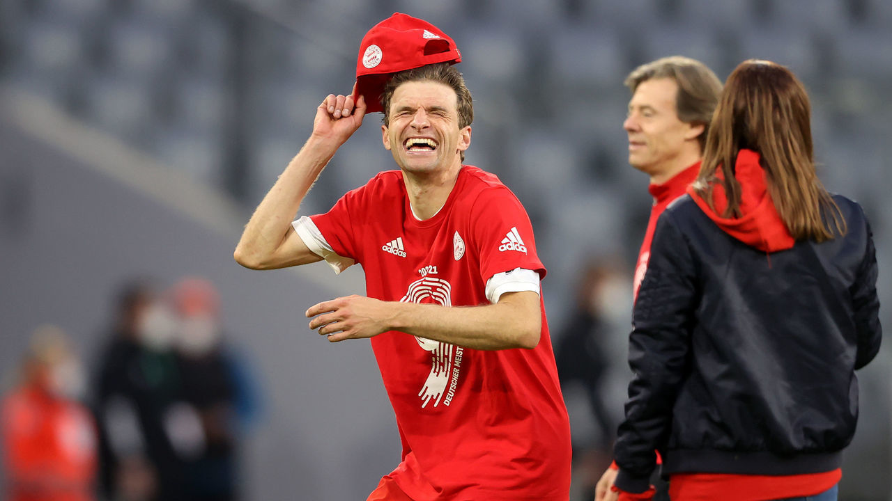 MUNICH, GERMANY - MAY 08: Thomas Mueller of FC Bayern Muenchen celebrates winning the Bundesliga title after the Bundesliga match between FC Bayern Muenchen and Borussia Moenchengladbach at Allianz Arena on May 08, 2021 in Munich, Germany. Sporting stadiums around Germany remain under strict restrictions due to the Coronavirus Pandemic as Government social distancing laws prohibit fans inside venues resulting in games being played behind closed doors.