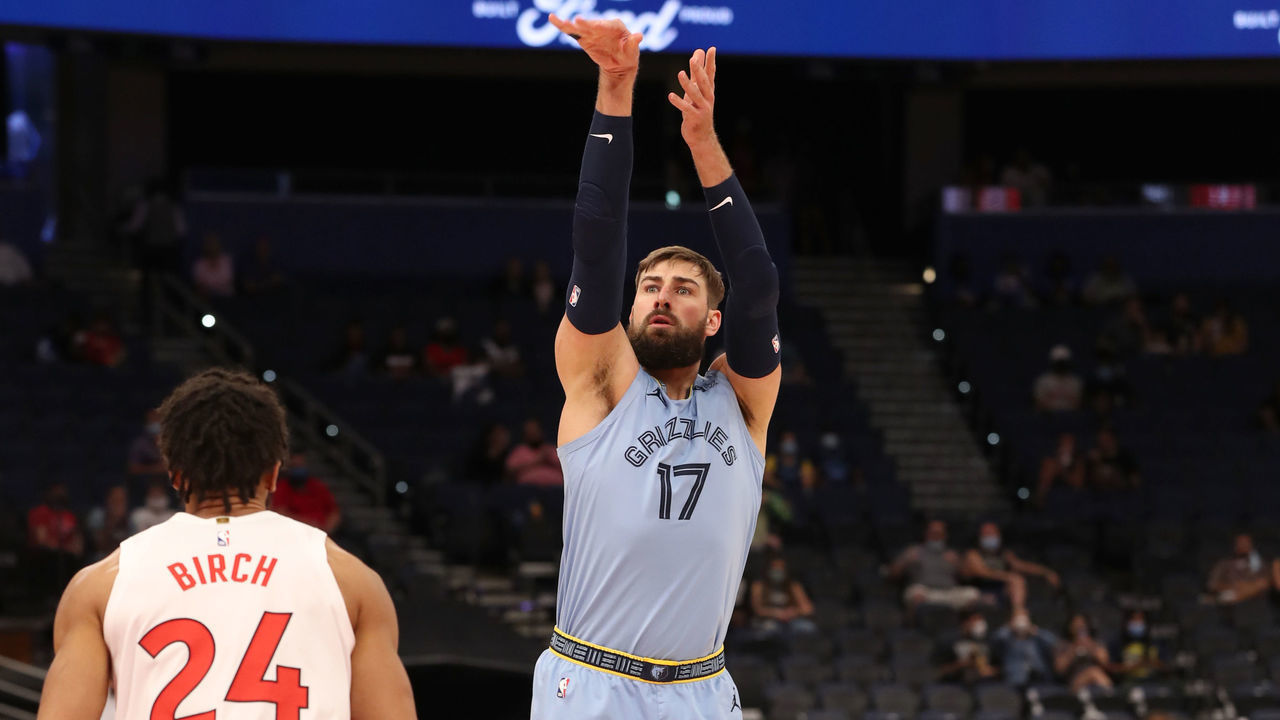 TAMPA, FL- MAY 8: Jonas Valanciunas #17 of the Memphis Grizzlies shoots the ball during the game aToronto Raptors on May 8, 2021 at Amalie Arena in Tampa, Florida. Mandatory Copyright Notice: Copyright 2021 NBAE