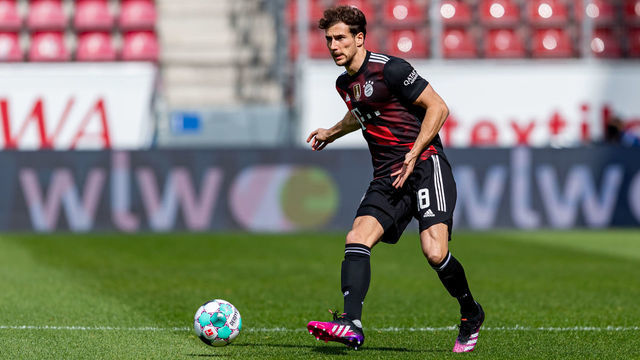 MAINZ, GERMANY - APRIL 24: Leon Goretzka of Bayern Muenchen controls the ball during the Bundesliga match between 1. FSV Mainz 05 and FC Bayern Muenchen at Opel Arena on April 24, 2021 in Mainz, Germany. Sporting stadiums around Germany remain under strict restrictions due to the Coronavirus Pandemic as Government social distancing laws prohibit fans inside venues resulting in games being played behind closed doors.