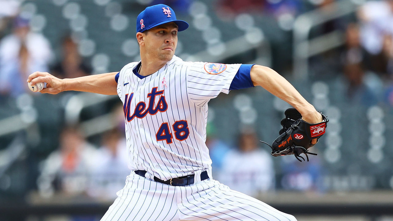 NEW YORK, NEW YORK - MAY 09: Jacob deGrom #48 of the New York Mets pitches in the first inning against the Arizona Diamondbacks at Citi Field on May 09, 2021 in New York City.