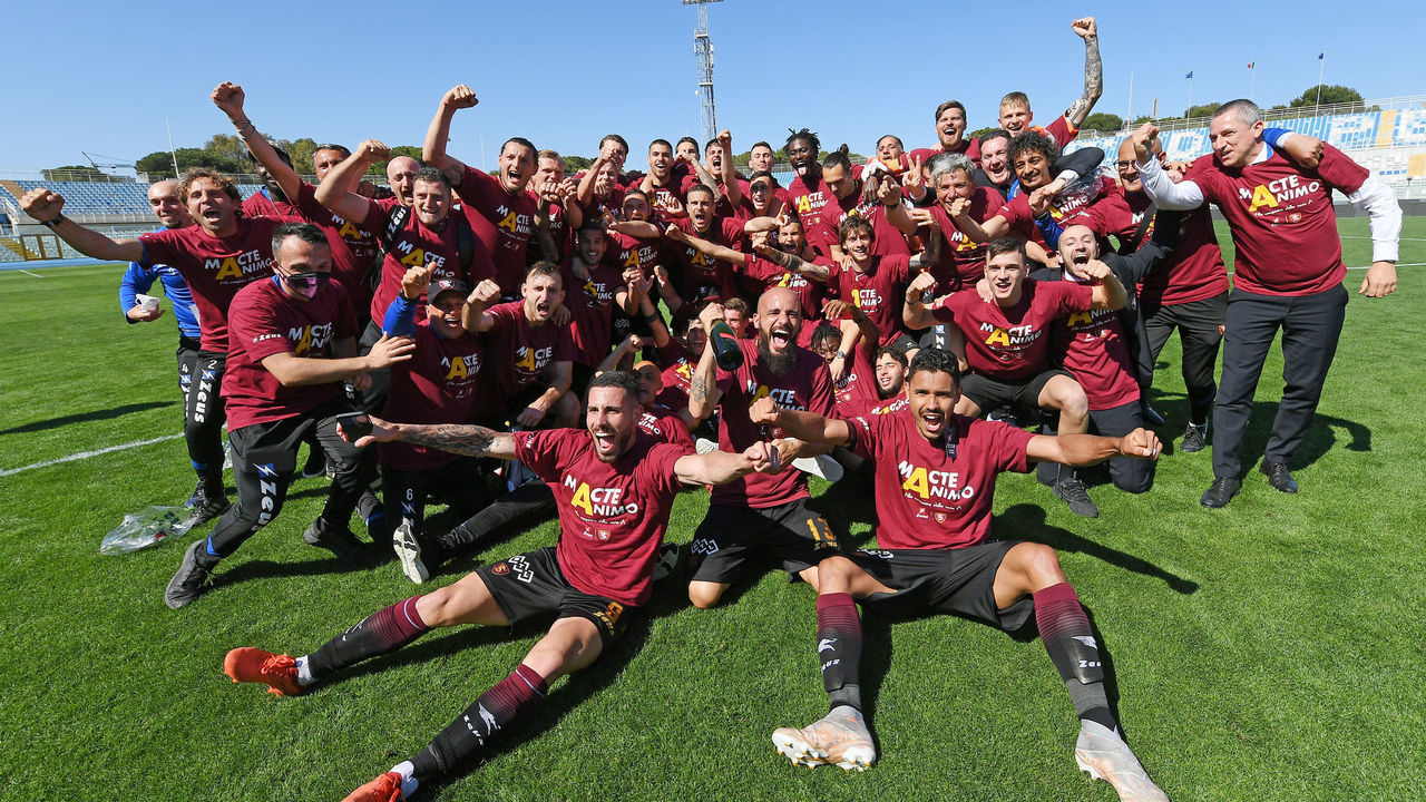 PESCARA, ITALY - MAY 10: US Salernitana players celebrate the victory after the Serie B match between Pescara Calcio and US Salernitana at Adriatico Stadium on May 10, 2021 in Pescara, Italy.