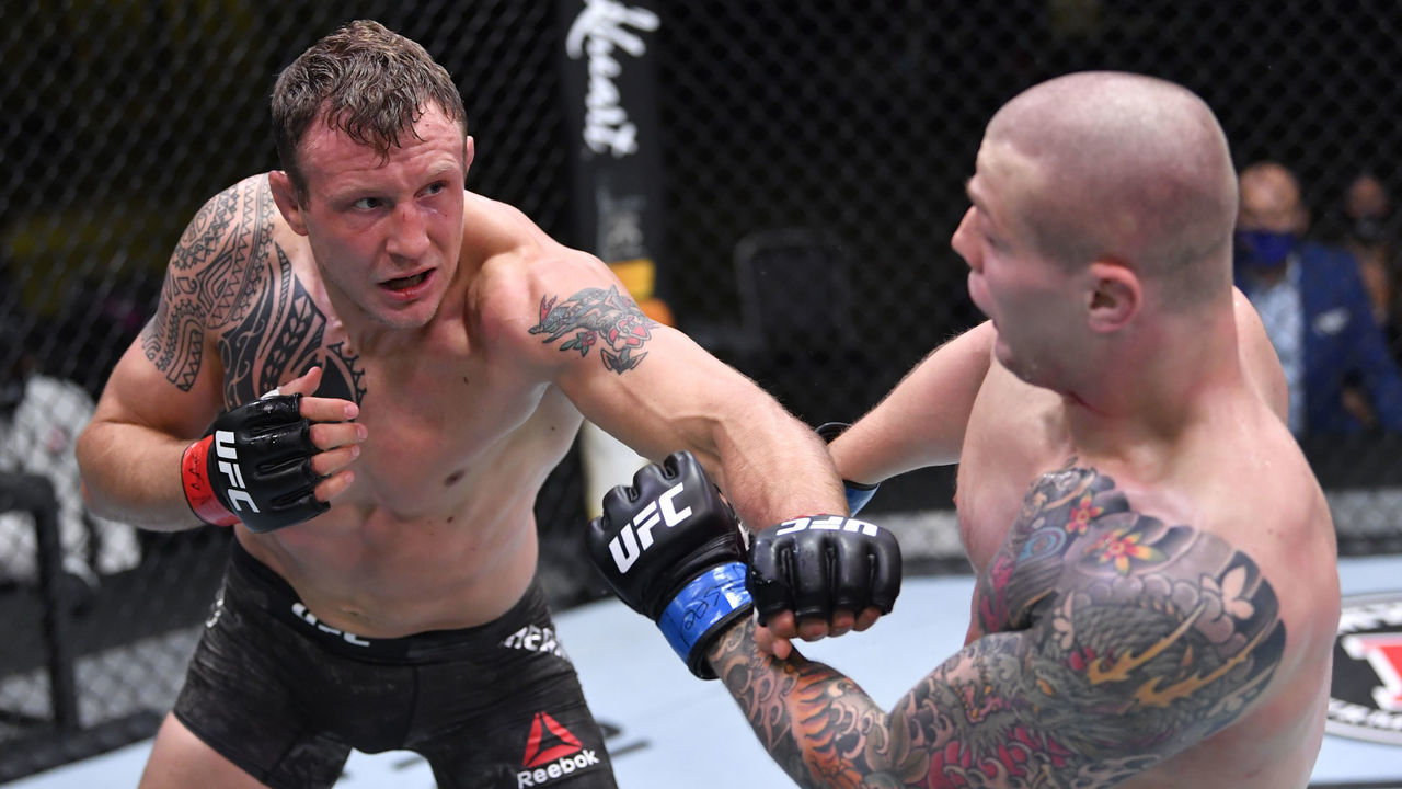 LAS VEGAS, NEVADA - DECEMBER 05: (L-R) Jack Hermansson of Sweden punches Marvin Vettori of Italy in a middleweight bout during the UFC Fight Night event at UFC APEX on December 05, 2020 in Las Vegas, Nevada.