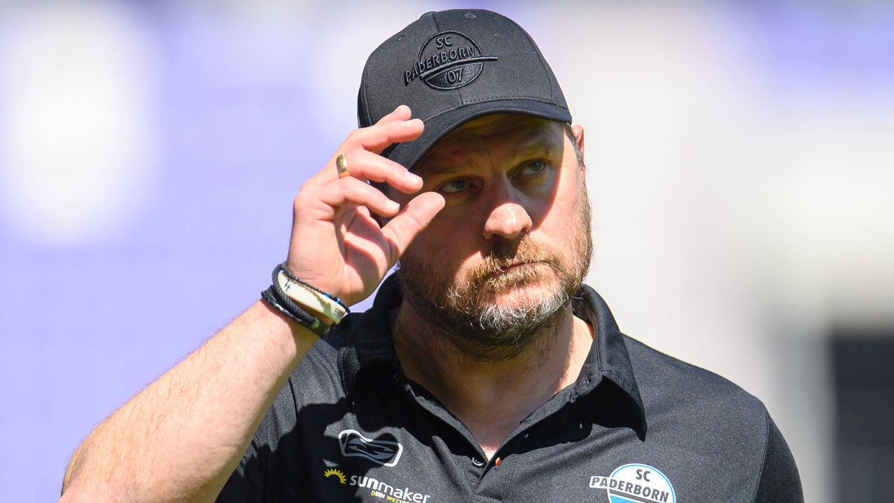 09 May 2021, Saxony, Aue: Football: 2. Bundesliga, FC Erzgebirge Aue - SC Paderborn 07, Matchday 32, at Erzgebirgsstadion. Paderborn's coach Steffen Baumgart walks along the touchline. Photo: Robert Michael/dpa-Zentralbild/dpa - IMPORTANT NOTE: In accordance with the regulations of the DFL Deutsche Fußball Liga and/or the DFB Deutscher Fußball-Bund, it is prohibited to use or have used photographs taken in the stadium and/or of the match in the form of sequence pictures and/or video-like photo series.