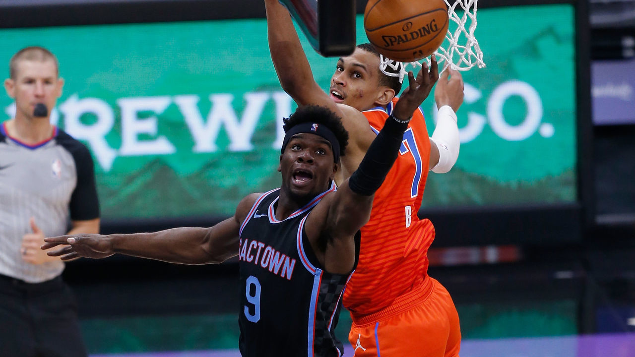SACRAMENTO, CALIFORNIA - MAY 11: Terence Davis #9 of the Sacramento Kings goes to the basket against Darius Bazley #7 of the Oklahoma City Thunder in the third quarter at Golden 1 Center on May 11, 2021 in Sacramento, California.