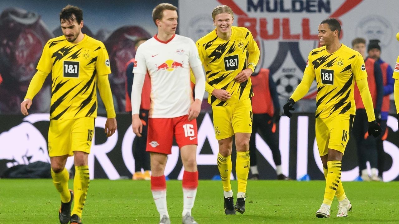LEIPZIG, GERMANY - JANUARY 09: (BILD ZEITUNG OUT) Erling Haaland of Borussia Dortmund celebrates after scoring his team's second goal with teammates during the Bundesliga match between RB Leipzig and Borussia Dortmund at Red Bull Arena on January 9, 2021 in Leipzig, Germany.