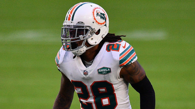MIAMI GARDENS, FLORIDA - NOVEMBER 15: Bobby McCain #28 of the Miami Dolphins lines up against the Los Angeles Chargers at Hard Rock Stadium on November 15, 2020 in Miami Gardens, Florida.