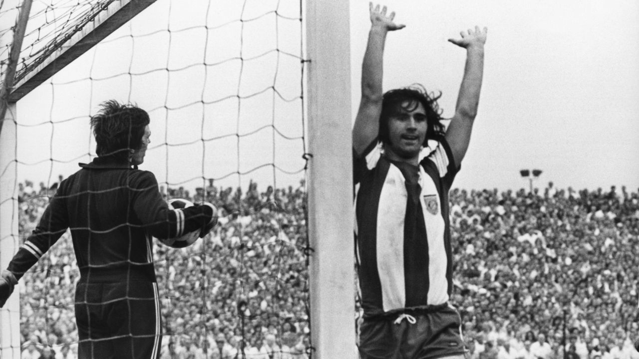 Bayern-Stürmer Gerd Müller (r) reißt jubelnd die Arme hoch. Der Düsseldorfer Torhüter Wilfried Woyke (l) ist bezwungen. Gerd Müller erzielt am 12.5.1971 im Halbfinale des DFB-Pokalwettbewerbs das 1:0-Siegtor gegen Fortuna Düsseldorf.