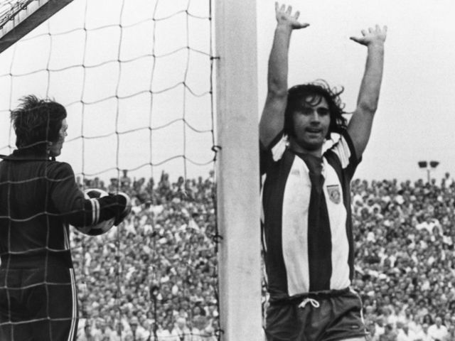 Bayern-Stürmer Gerd Müller (r) reißt jubelnd die Arme hoch. Der Düsseldorfer Torhüter Wilfried Woyke (l) ist bezwungen. Gerd Müller erzielt am 12.5.1971 im Halbfinale des DFB-Pokalwettbewerbs das 1:0-Siegtor gegen Fortuna Düsseldorf.