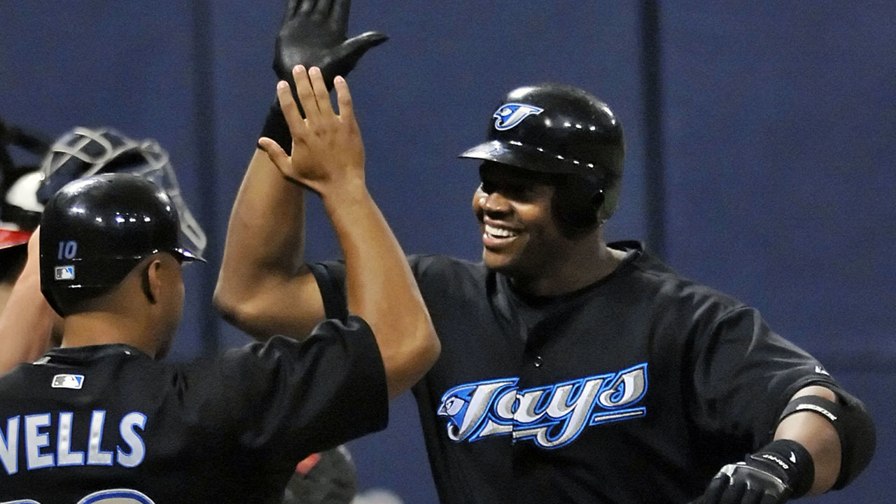 DAVID BREWSTER ‚Ä¢ dbrewster@startribune.com Thursday_6/28/07_Minneapolis TWINS vs. TORONTO BLUE JAYS Blue Jay Frank Thomas celebrates at home plate with Vernon Wellsl after scoring on his 500th homer in the 1st inning.