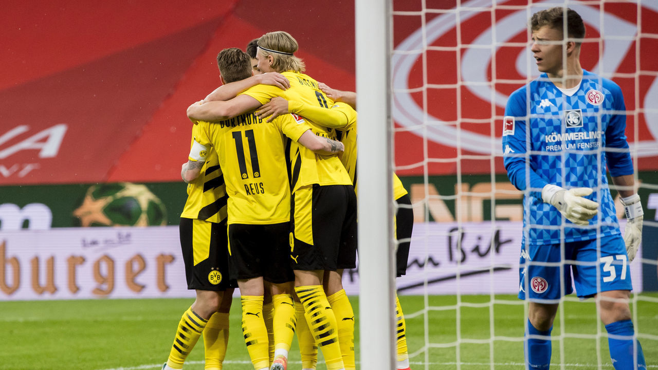 MAINZ, GERMANY - MAY 16: Marco Reus of Borussia Dortmund celebrates scoring his goal to the 0:2 during the Bundesliga match between 1. FSV Mainz 05 and Borussia Dortmund at the Opel Arena on May 16, 2021 in Mainz, Germany.