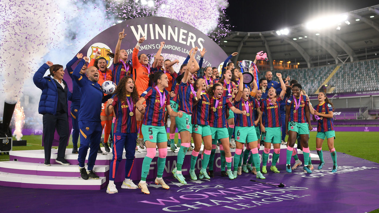 GOTHENBURG, SWEDEN - MAY 16: Vicky Losada of FC Barcelona lifts the UEFA Women's Champions League Trophy in celebration with team mates following the UEFA Women's Champions League Final match between Chelsea FC and Barcelona at Gamla Ullevi on May 16, 2021 in Gothenburg, Sweden.