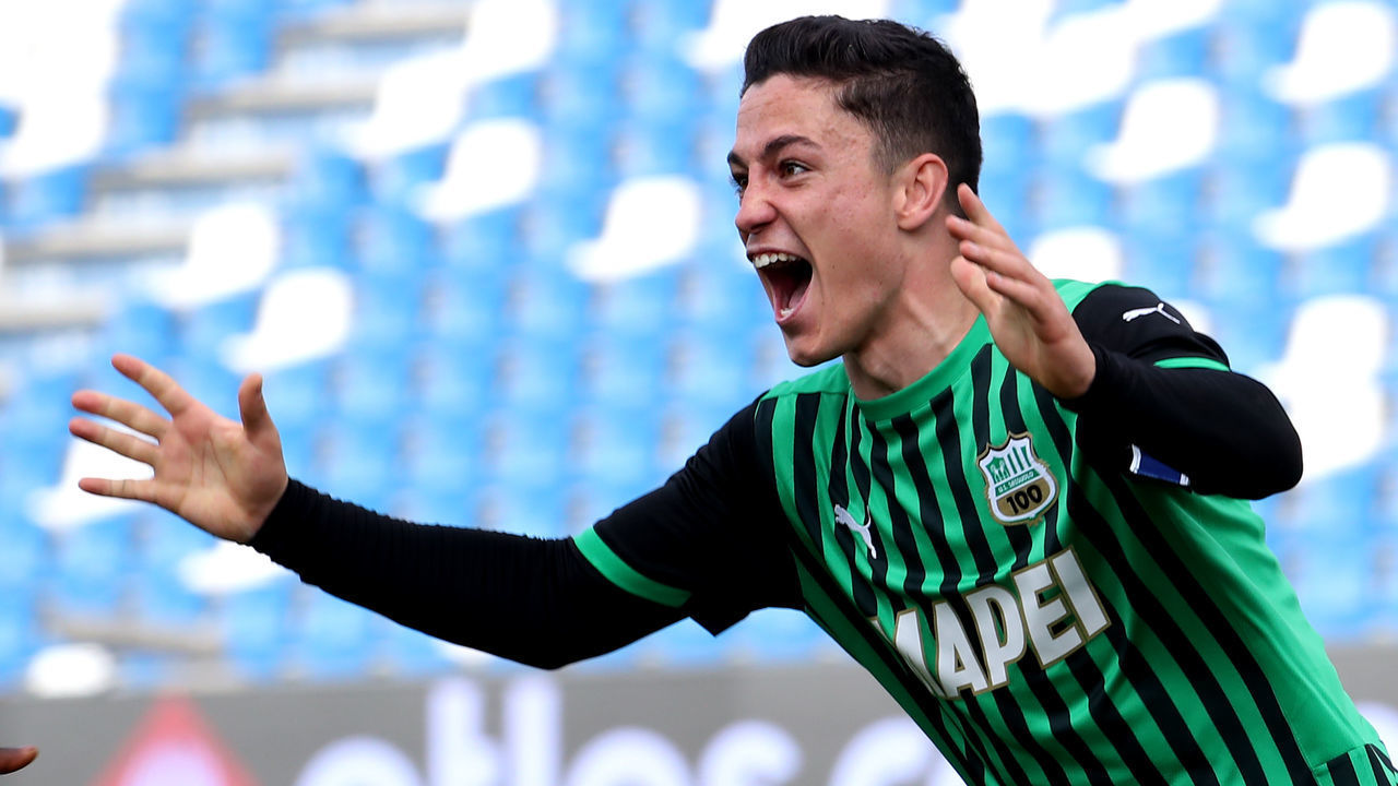 REGGIO NELL'EMILIA, ITALY - APRIL 03: Giacomo Raspadori of US Sassuolo celebrates after scoring his goal ,during the Serie A match between US Sassuolo and AS Roma at Mapei Stadium - Città del Tricolore on April 3, 2021 in Reggio nell'Emilia, Italy.
