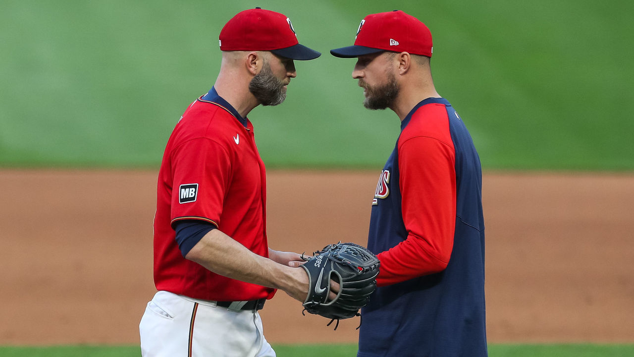 MINNEAPOLIS, MN - MAY 17: J.A. Happ #33 is removed from the game by Rocco Baldelli #5 of the Minnesota Twins against the Chicago White Sox in the fourth inning of the game at Target Field on May 17, 2021 in Minneapolis, Minnesota. The White Sox defeated the Twins 16-4.