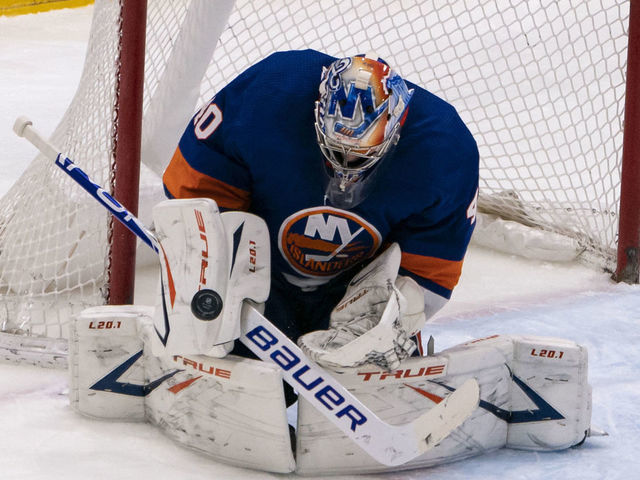 New York Islanders goaltender Semyon Varlamov (40) defends against