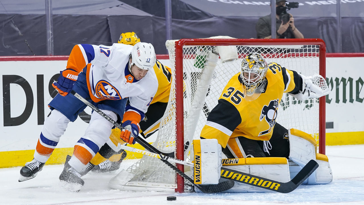 PITTSBURGH, PA - MAY 18: New York Islanders left wing Matt Martin (17) tries a wrap around attempt on Pittsburgh Penguins goaltender Tristan Jarry (35) during the third period in Game Two of the First Round in the 2021 NHL Stanley Cup Playoffs between the New York Islanders and the Pittsburgh Penguins on May 18, 2021, at PPG Paints Arena in Pittsburgh, PA.