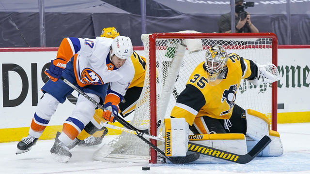 PITTSBURGH, PA - MAY 18: New York Islanders left wing Matt Martin (17) tries a wrap around attempt on Pittsburgh Penguins goaltender Tristan Jarry (35) during the third period in Game Two of the First Round in the 2021 NHL Stanley Cup Playoffs between the New York Islanders and the Pittsburgh Penguins on May 18, 2021, at PPG Paints Arena in Pittsburgh, PA.