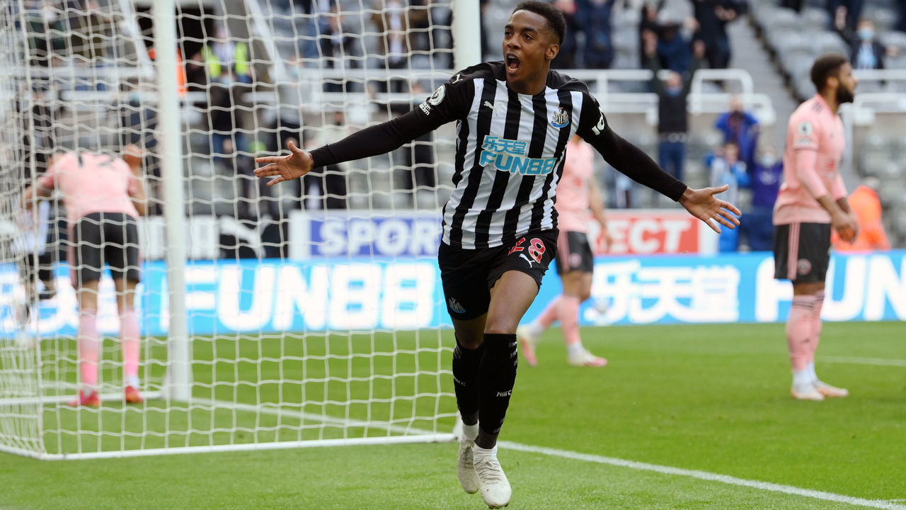 NEWCASTLE UPON TYNE, ENGLAND - MAY 19: Joe Willock of Newcastle United celebrates after scoring his team's first goal during the Premier League match between Newcastle United and Sheffield United at St. James Park on May 19, 2021 in Newcastle upon Tyne, England. A limited number of fans will be allowed into Premier League stadiums as Coronavirus restrictions begin to ease in the UK.