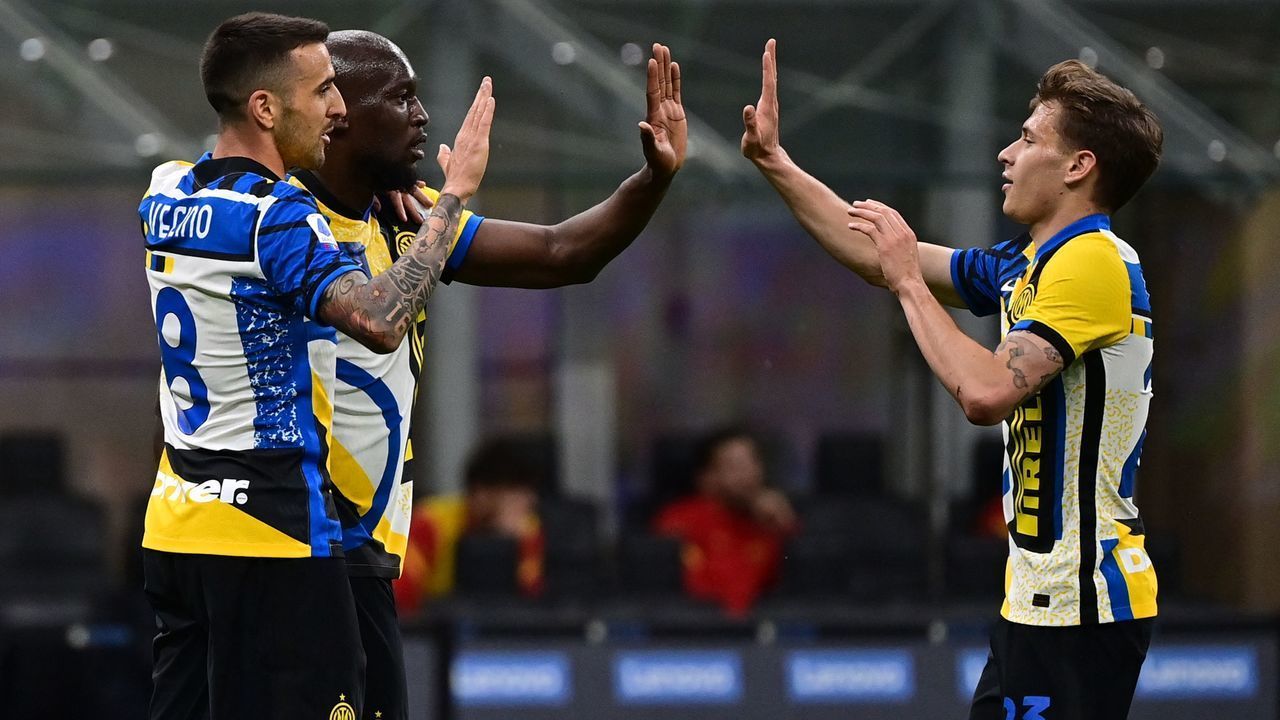 Inter Milan's Uruguayan midfielder Matias Vecino (L) celebrates with Inter Milan's Belgian forward Romelu Lukaku and Inter Milan's Italian midfielder Nicolo Barella (R) after scoring during the Italian serie A football match Inter Milan vs AS Rome on May 12, 2021 at the San Siro stadium in Milan.