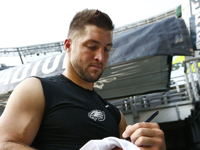 Tim Tebow officially signs contract with Jacksonville Jaguars