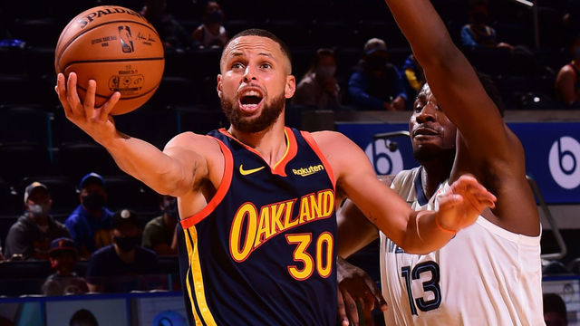 SAN FRANCISCO, CA - MAY 21: Stephen Curry #30 of the Golden State Warriors drives to the basket against the Memphis Grizzlies during the 2021 NBA Play-In Tournament on May 21, 2021 at Chase Center in San Francisco, California. NOTE TO USER: User expressly acknowledges and agrees that, by downloading and or using this photograph, user is consenting to the terms and conditions of Getty Images License Agreement. Mandatory Copyright Notice: Copyright 2021 NBAE