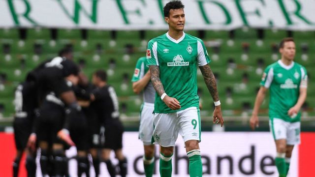 Bremen's German forward Davie Selke (C) reacts after Borussia Moenchengladbach scored during German first division Bundesliga football match Werder Bremen v Borussia Moenchengladbach in Bremen, on May 22, 2021. - DFL REGULATIONS PROHIBIT ANY USE OF PHOTOGRAPHS AS IMAGE SEQUENCES AND/OR QUASI-VIDEO
