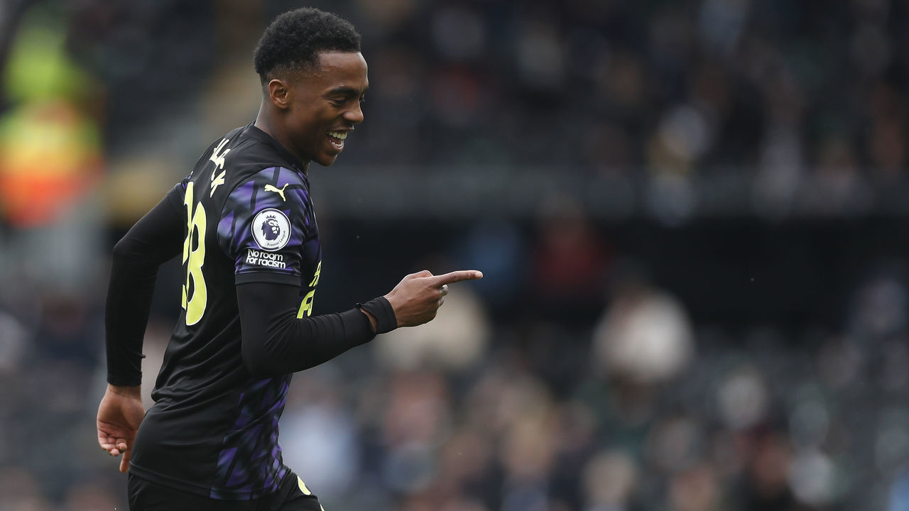 LONDON, ENGLAND - MAY 23: Joe Willock of Newcastle United celebrates after scoring the opening goal during the Premier League match between Fulham and Newcastle United at Craven Cottage on May 23, 2021 in London, England.A limited number of fans will be allowed into Premier League stadiums as Coronavirus restrictions begin to ease in the UK.