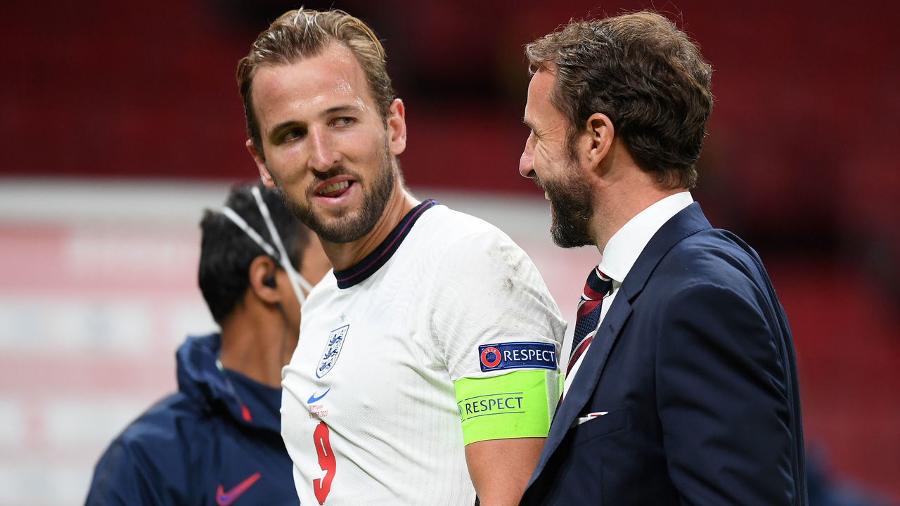 COPENHAGEN, DENMARK - SEPTEMBER 08: Harry Kane of England and Gareth Southgate, Manager of England speak following the UEFA Nations League group stage match between Denmark and England at Parken Stadium on September 08, 2020 in Copenhagen, Denmark.