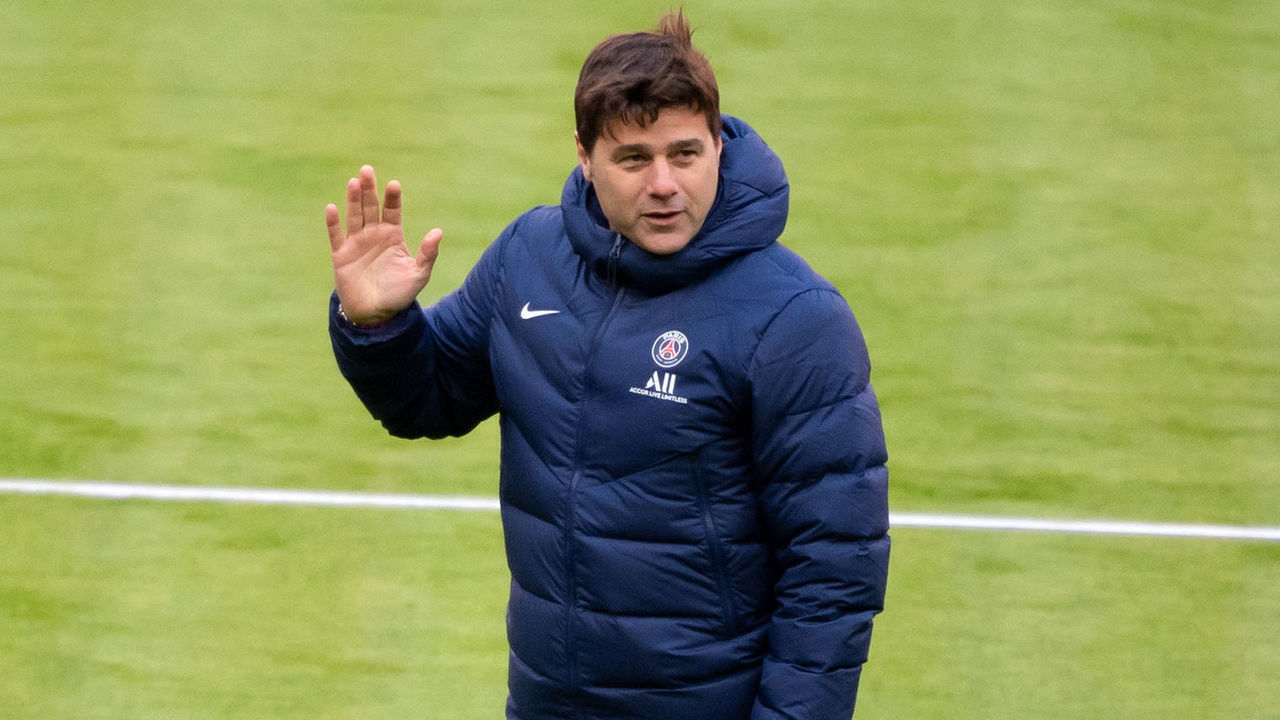 06 April 2021, Bavaria, Munich: Football: Champions League, before the quarter-final Bayern Munich - Paris Saint-Germain. Final training Paris Saint-Germain at the Allianz Arena. Coach Mauricio Pochettino of Paris gestures. Photo: Sven Hoppe/dpa