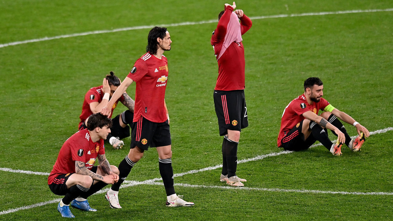 GDANSK, POLAND - MAY 26: (L-R) Victor Lindeloef, Edinson Cavani, Luke Shaw and Bruno Fernandes of Manchester United look dejected during the penalty shoot out during the UEFA Europa League Final between Villarreal CF and Manchester United at Gdansk Arena on May 26, 2021 in Gdansk, Poland.