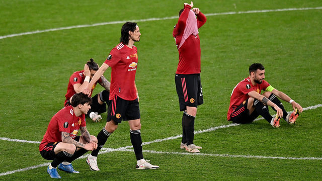 GDANSK, POLAND - MAY 26: (L-R) Victor Lindeloef, Edinson Cavani, Luke Shaw and Bruno Fernandes of Manchester United look dejected during the penalty shoot out during the UEFA Europa League Final between Villarreal CF and Manchester United at Gdansk Arena on May 26, 2021 in Gdansk, Poland.