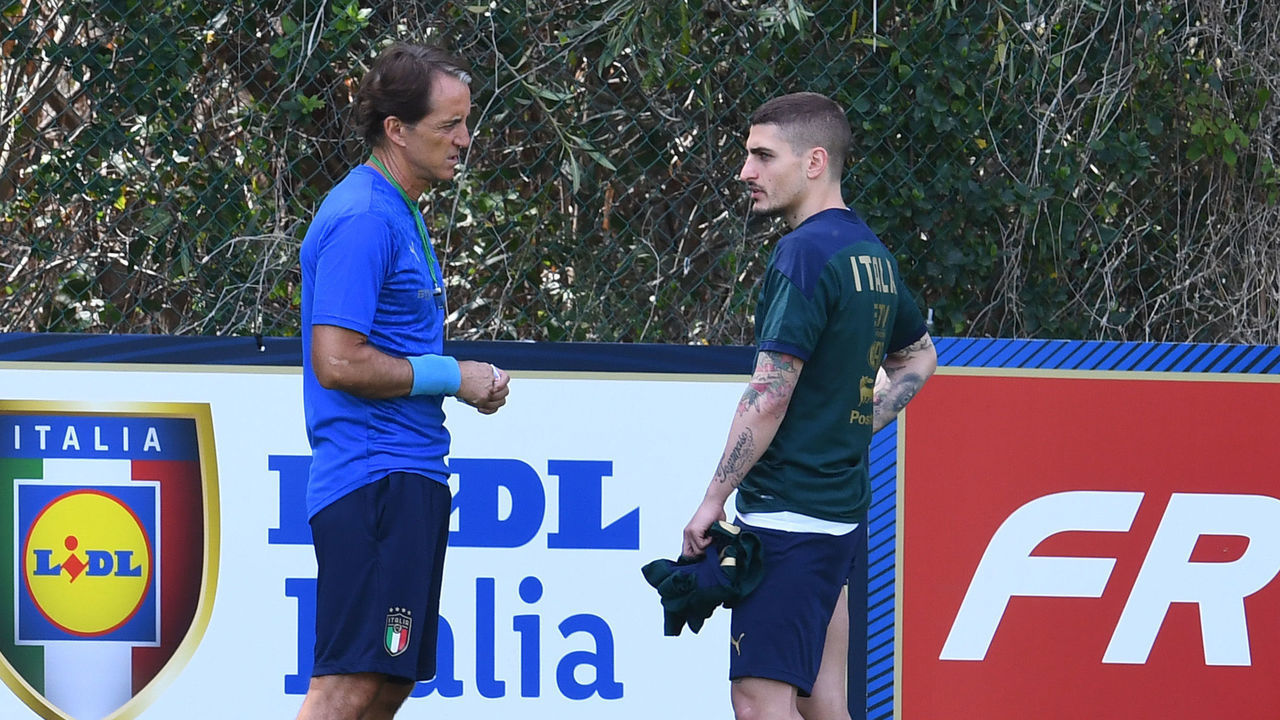 SANTA MARGHERITA DI PULA, ITALY - MAY 26: Head coach of Italy Roberto Mancini and Marco Verratti of Italy chat during a training session at Forte Village Resort on May 26, 2021 in Santa Margherita di Pula, Italy.