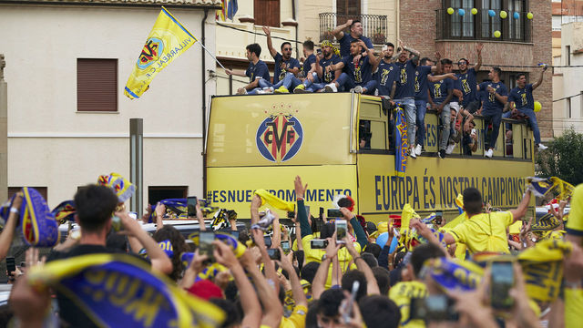 VILLARREAL, SPAIN - MAY 27: Fans celebrate with the Villarreal CF team during the UEFA Europa League trophy bus parade after winning the UEFA Europa League final against Manchester United in Gdansk on May 27, 2021 in Villarreal, Spain.