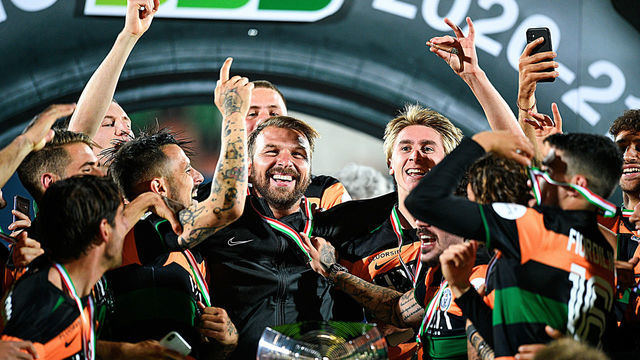 VENICE, ITALY - MAY 27: Paolo Zanetti head coach of Venezia FC celebrates being promoted to Serie A with his players after the Serie B Playoffs Final match between Venezia FC and AS Cittadella at Stadio Pier Luigi Penzo on May 27, 2021 in Venice, Italy.