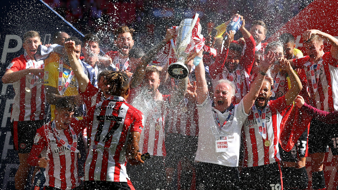 LONDON, ENGLAND - MAY 29: Brentford players celebrate with the Sky Bet Championship Play-off Final trophy after victory in the Sky Bet Championship Play-off Final between Brentford FC and Swansea City at Wembley Stadium on May 29, 2021 in London, England.