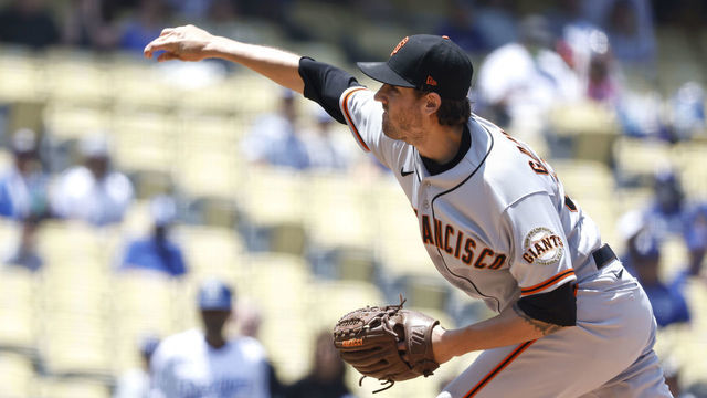 LOS ANGELES, CALIFORNIA - MAY 30: Kevin Gausman #34 of the San Francisco Giants pitches against the Los Angeles Dodgers during the first inning at Dodger Stadium on May 30, 2021 in Los Angeles, California.