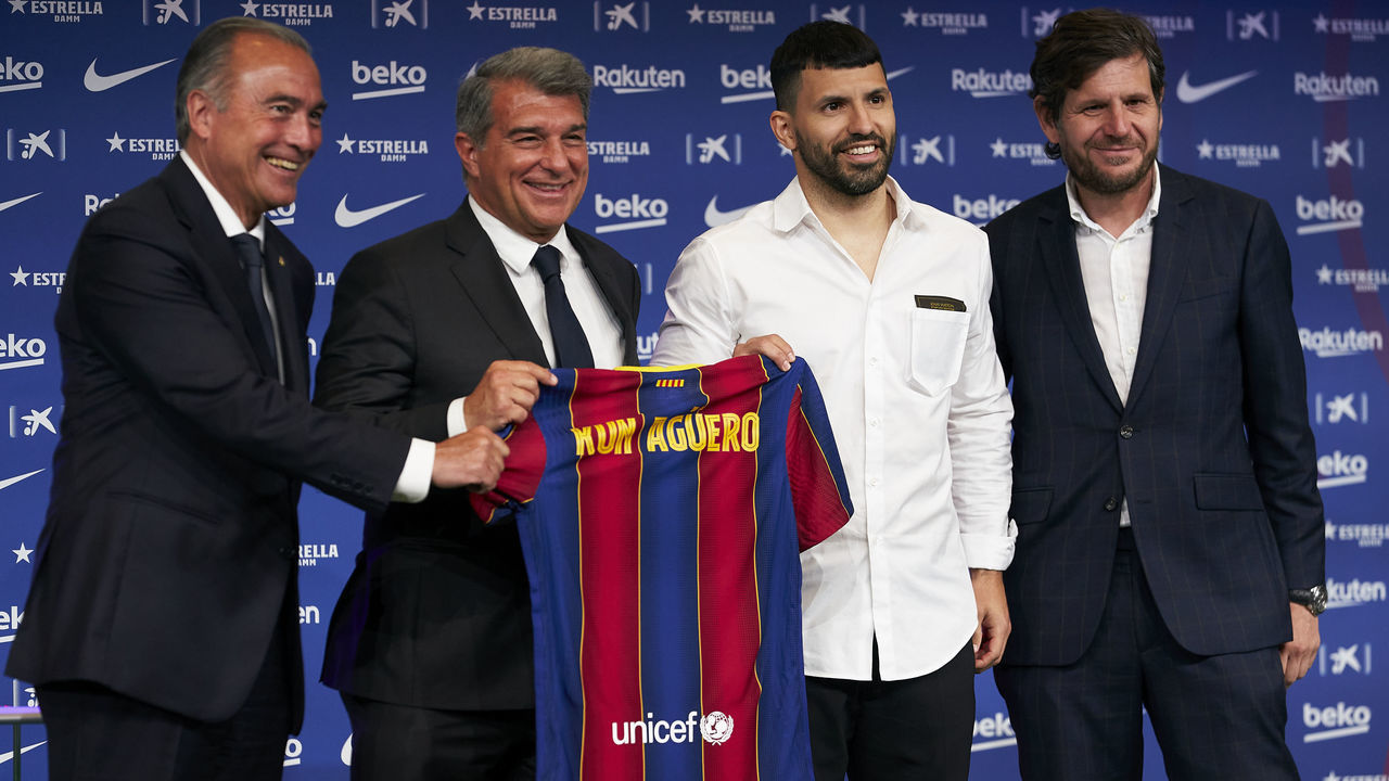 BARCELONA, SPAIN - MAY 31: (L-R) Rafael Yuste, Joan Laporta, Sergio Aguero and Mateu Alemany hold a FC Barcelona shirt as Sergio Aguero is presented as a FC Barcelona player at Camp Nou on May 31, 2021 in Barcelona, Spain.