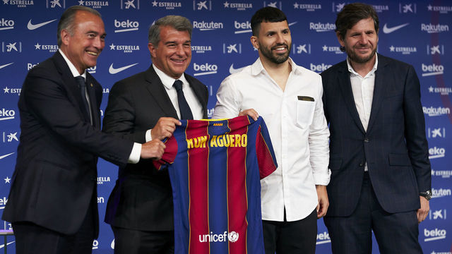 BARCELONA, SPAIN - MAY 31: (L-R) Rafael Yuste, Joan Laporta, Sergio Aguero and Mateu Alemany hold a FC Barcelona shirt as Sergio Aguero is presented as a FC Barcelona player at Camp Nou on May 31, 2021 in Barcelona, Spain.