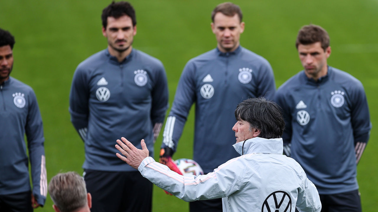 29 May 2021, Austria, Seefeld: Football: National team, training camp, training. Serge Gnabry (l-r), Mats Hummels, goalkeeper Manuel Neuer, national coach Joachim Löw and Thomas Müller on the training pitch. Photo: Christian Charisius/dpa