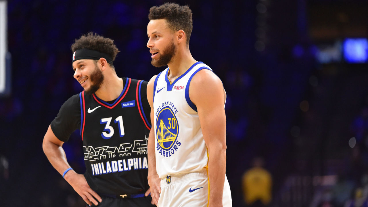 PHILADELPHIA, PA - APRIL 19: Seth Curry #31 of the Philadelphia 76ers and Stephen Curry #30 of the Golden State Warriors talk during a game on April 19, 2021 at Wells Fargo Center in Philadelphia, Pennsylvania. NOTE TO USER: User expressly acknowledges and agrees that, by downloading and/or using this Photograph, user is consenting to the terms and conditions of the Getty Images License Agreement. Mandatory Copyright Notice: Copyright 2021 NBAE
