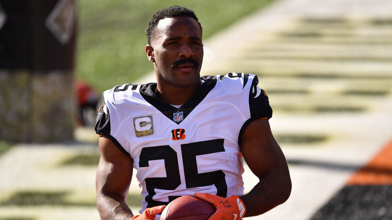 CINCINNATI, OH - NOVEMBER 29: Giovani Bernard #25 of the Cincinnati Bengals warms up before a game against the New York Giants at Paul Brown Stadium on November 29, 2020 in Cincinnati, Ohio.