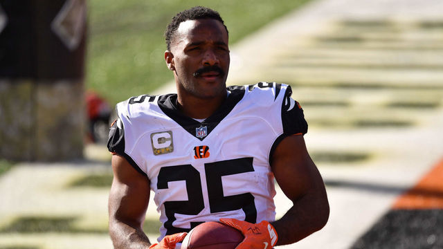 CINCINNATI, OH - NOVEMBER 29: Giovani Bernard #25 of the Cincinnati Bengals warms up before a game against the New York Giants at Paul Brown Stadium on November 29, 2020 in Cincinnati, Ohio.