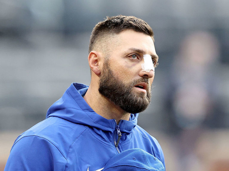 Kevin Pillar of the New York Mets wears his protective face mask