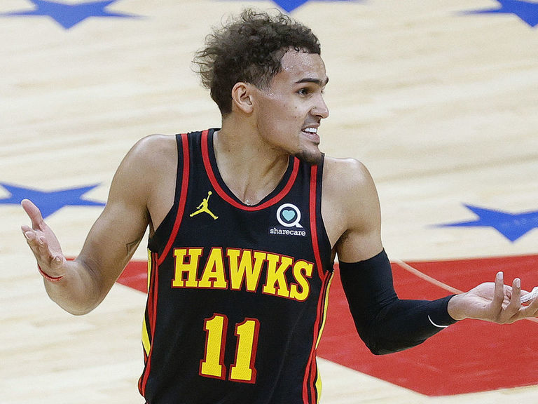 Hawks survive late push, beat 76ers in Game 1
