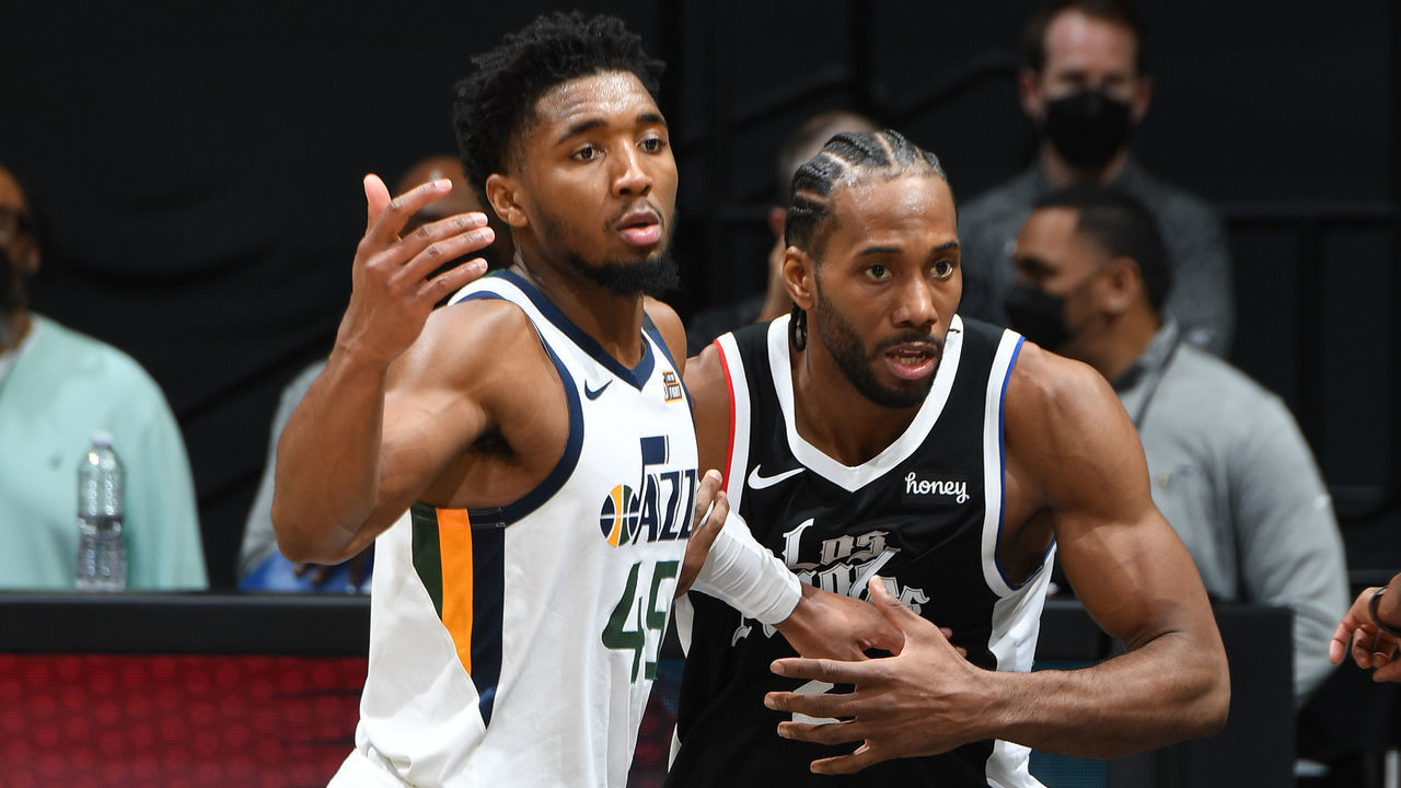 LOS ANGELES, CA - FEBRUARY 19: Donovan Mitchell #45 of the Utah Jazz plays defense on Kawhi Leonard #2 of the LA Clippers during the game on February 19, 2021 at STAPLES Center in Los Angeles, California. NOTE TO USER: User expressly acknowledges and agrees that, by downloading and/or using this Photograph, user is consenting to the terms and conditions of the Getty Images License Agreement. Mandatory Copyright Notice: Copyright 2021 NBAE