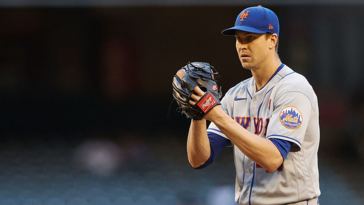 PHOENIX, ARIZONA - MAY 31: Starting pitcher Jacob deGrom #48 of the New York Mets pitches against the Arizona Diamondbacks during the MLB game at Chase Field on May 31, 2021 in Phoenix, Arizona.