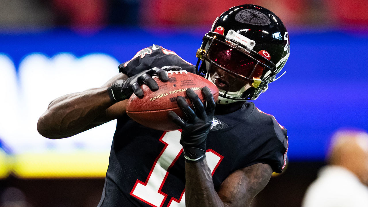 ATLANTA, GA - SEPTEMBER 29: Julio Jones #11 of the Atlanta Falcons catches a pass during warm ups prior to the game against the Tennessee Titans at Mercedes-Benz Stadium on September 29, 2019 in Atlanta, Georgia.