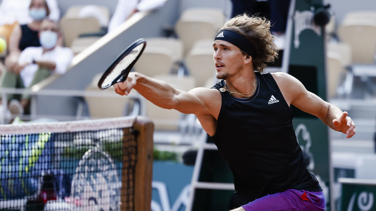08 June 2021, France, Paris: Tennis: Grand Slam/ATP Tour - French Open, men's singles, 4th round, Zverev (Germany) - Davidovich Fokina (Spain). Alexander Zverev is in action. Photo: Frank Molter/dpa