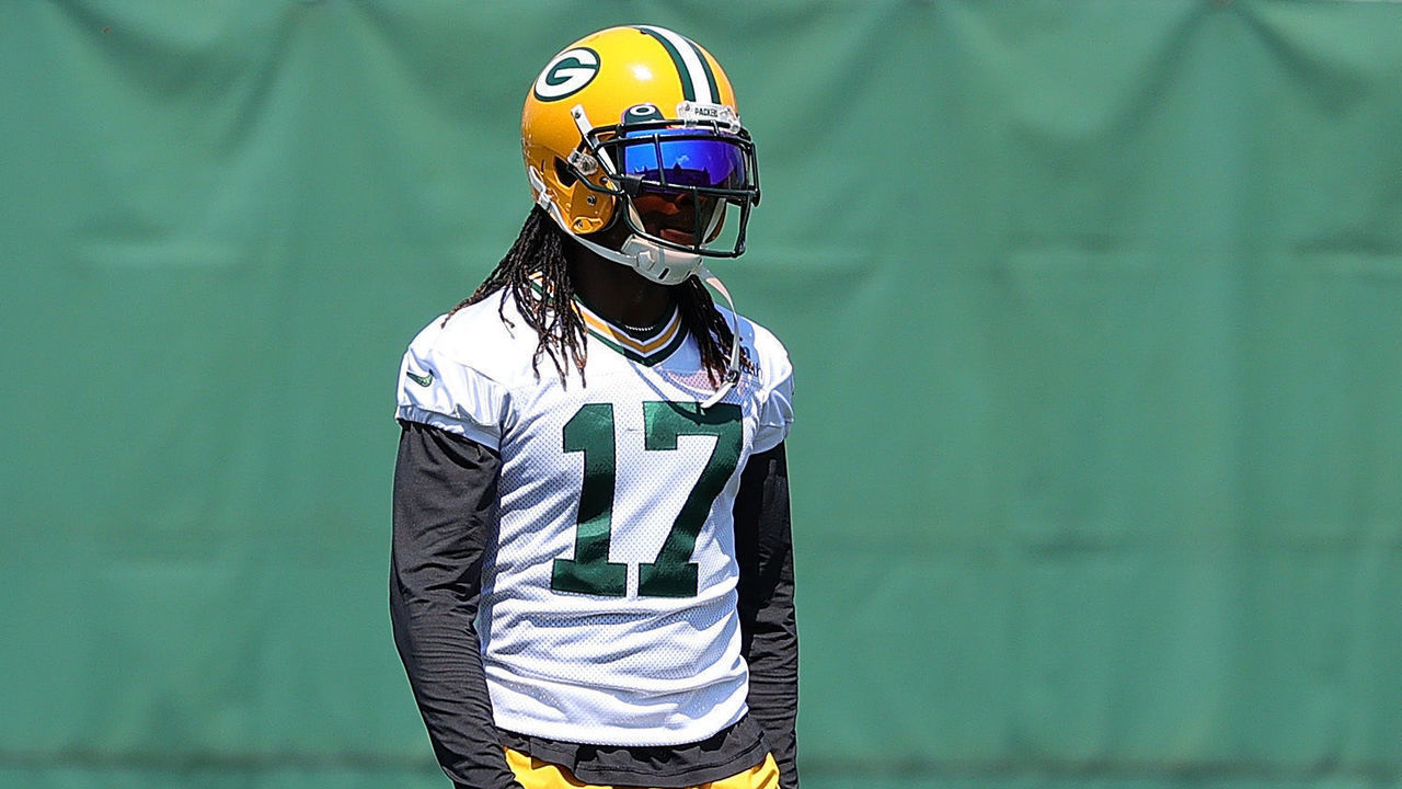 ASHWAUBENON, WISCONSIN - JUNE 08: Davante Adams #17 of the Green Bay Packers works out during training camp at Ray Nitschke Field on June 08, 2021 in Ashwaubenon, Wisconsin.